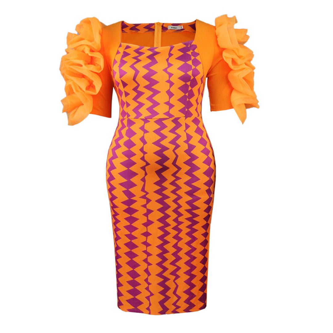 Schwarz-weißes figurbetontes Musterkleid für Damen mit geometrischem Print & Volantärmeln, festlich.