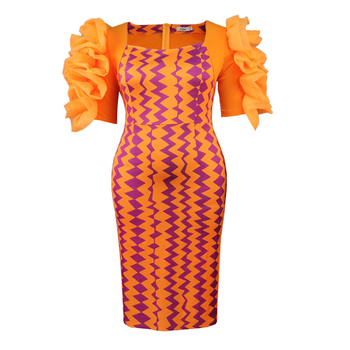 Schwarz-weißes figurbetontes Musterkleid für Damen mit geometrischem Print & Volantärmeln, festlich.