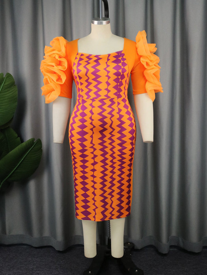 Trendiges Damenkleid, figurbetont, mit Volantärmeln und lebhaftem geometrischem Muster für besondere Anlässe.