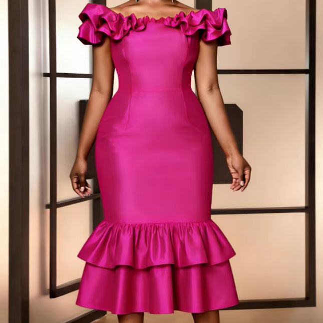 Elegantes, figurbetontes magenta Damen-Abendkleid mit schulterfreiem Design und stilvollem Rüschensaum.