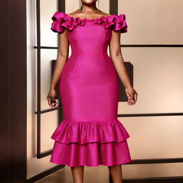 Figurbetontes Damen-Cocktailkleid in Magenta mit elegantem Rüschensaum, ideal als Festkleid für Anlässe.