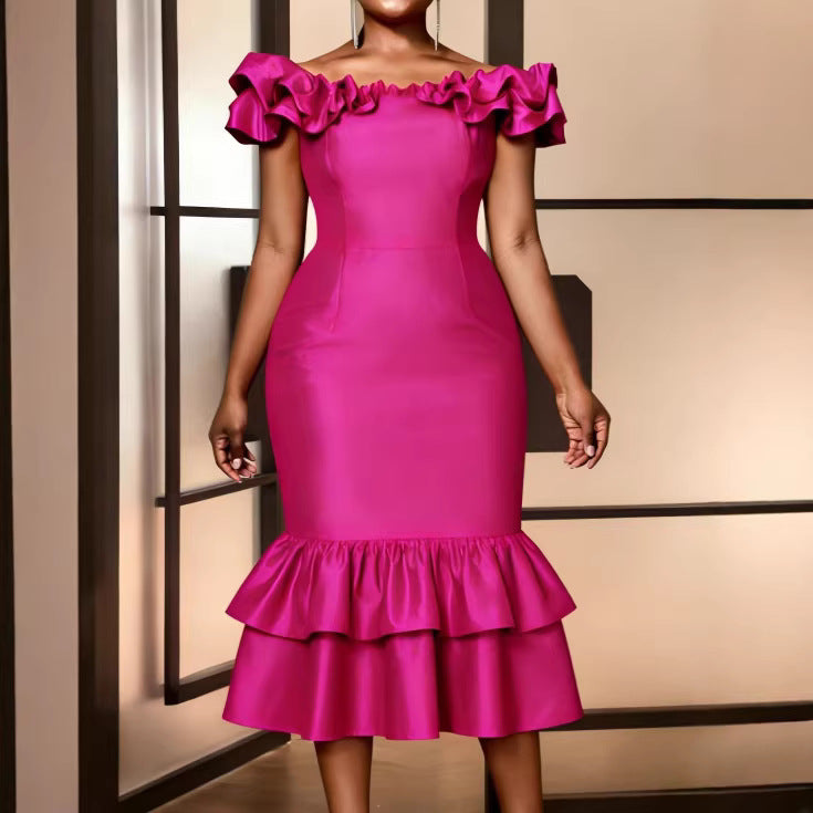 Schulterfreies magenta Damen-Abendkleid, figurbetont geschnitten, mit Rüschensaum für festliche Damenmode.