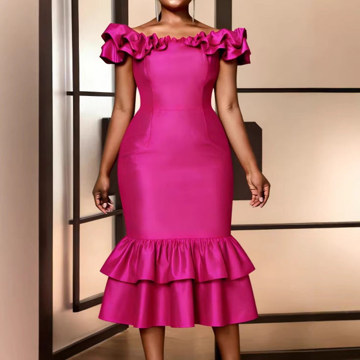 Elegantes, figurbetontes Damen-Rüschenkleid in Magenta, schulterfrei, perfekt als Abendkleid.