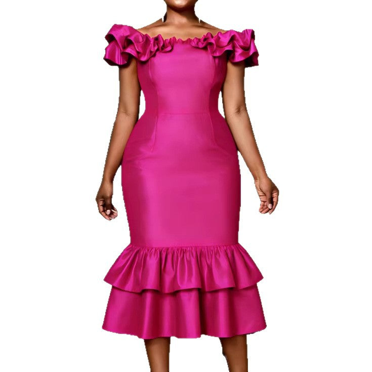 Figurbetontes magenta Abendkleid für Damen, schulterfrei mit elegantem Rüschensaum, perfekt als Festkleid.