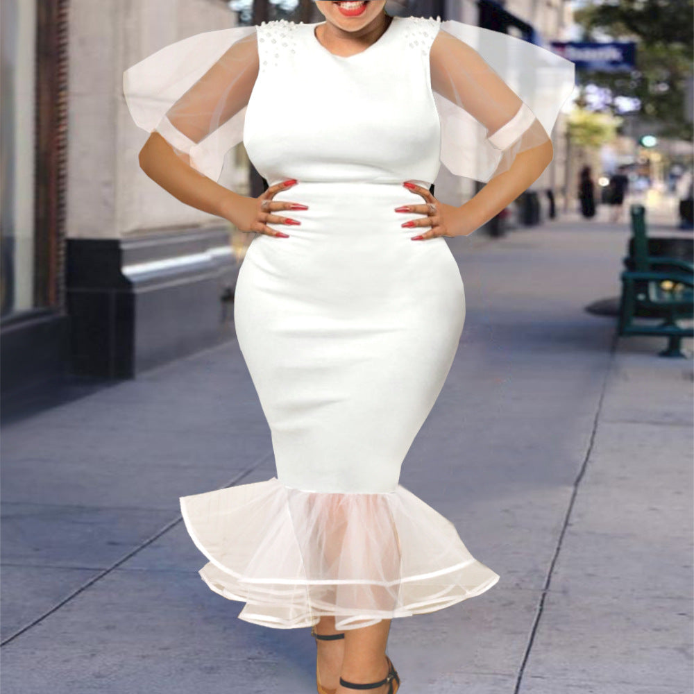 Elegantes, figurbetontes weißes Damen Midikleid mit Tüllärmeln und Rüschen für besondere Anlässe.