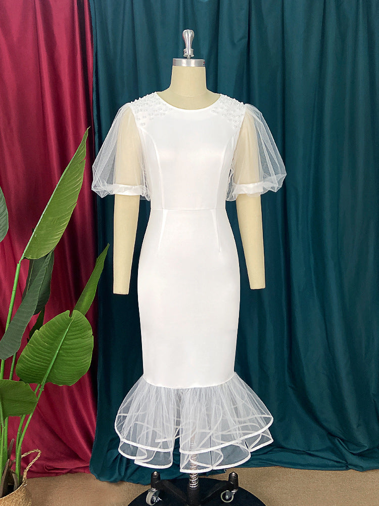 Festliches weißes Abendkleid mit glamourösen Tüllärmeln und zarten Rüschen, perfekt für Partys.