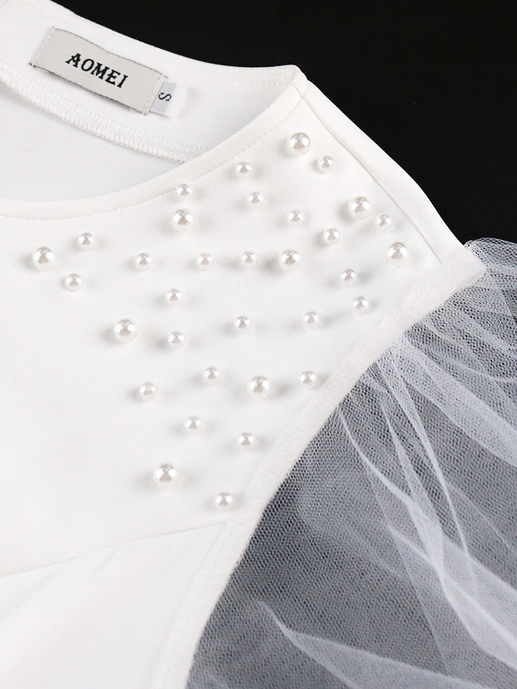 Glamouröses weißes Midikleid für Damen, figurbetont, mit verspielten Tüllärmeln und feinen Rüschen.