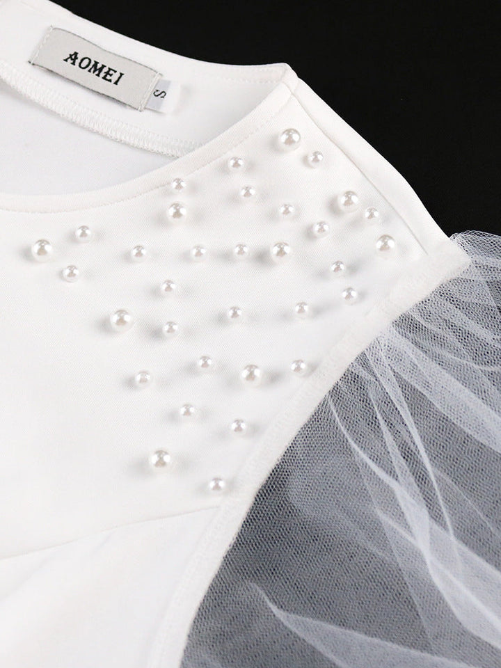 Glamouröses weißes Midikleid für Damen, figurbetont, mit verspielten Tüllärmeln und feinen Rüschen.