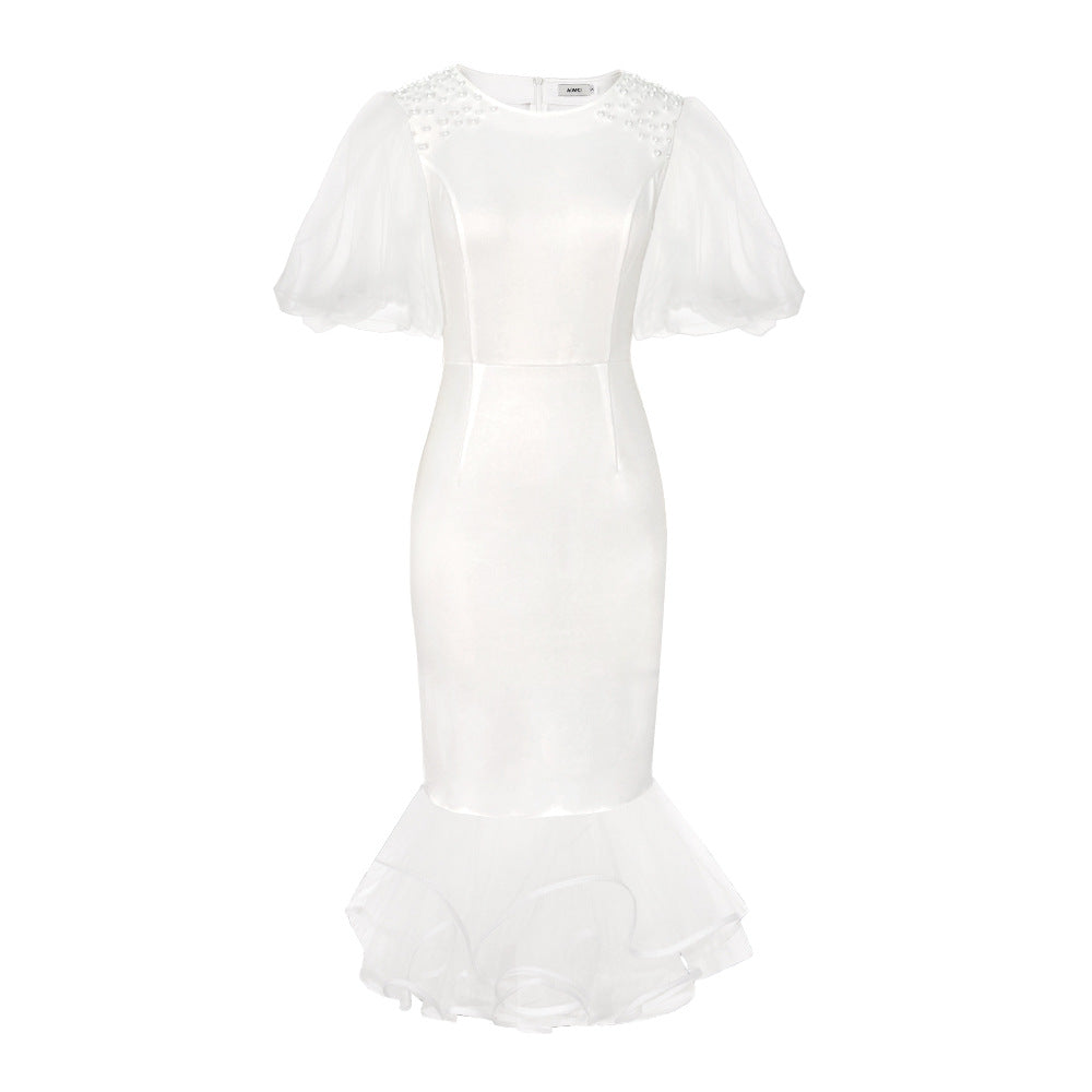 Weißes Partykleid für Damen, elegant figurbetont, mit schicken Tüllärmeln und dekorativen Rüschen.