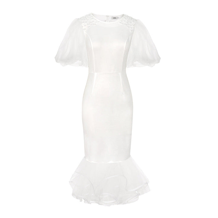 Weißes Partykleid für Damen, elegant figurbetont, mit schicken Tüllärmeln und dekorativen Rüschen.