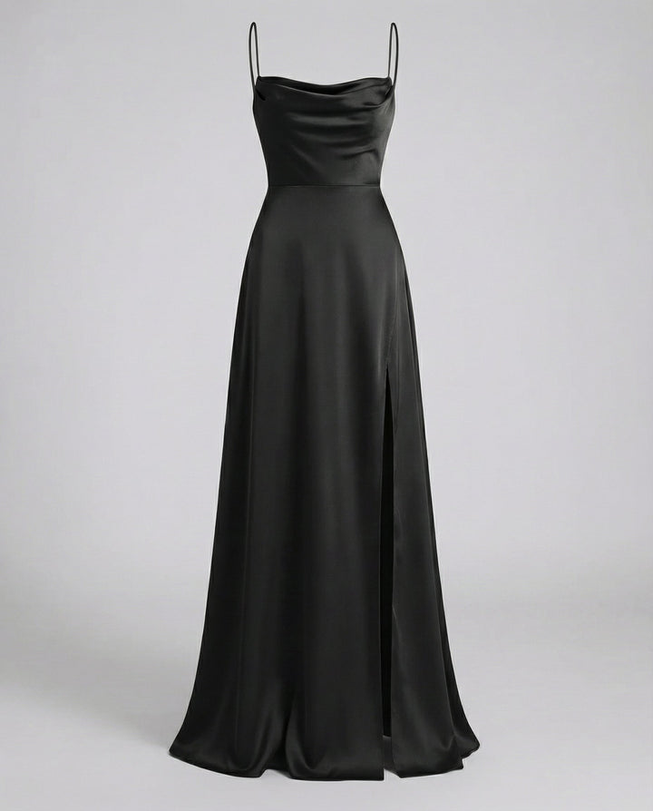 Schimmerndes, ärmelloses Damen Maxikleid in eleganter Pose. Fließender Stoff für Hochzeiten & Abendveranstaltungen.