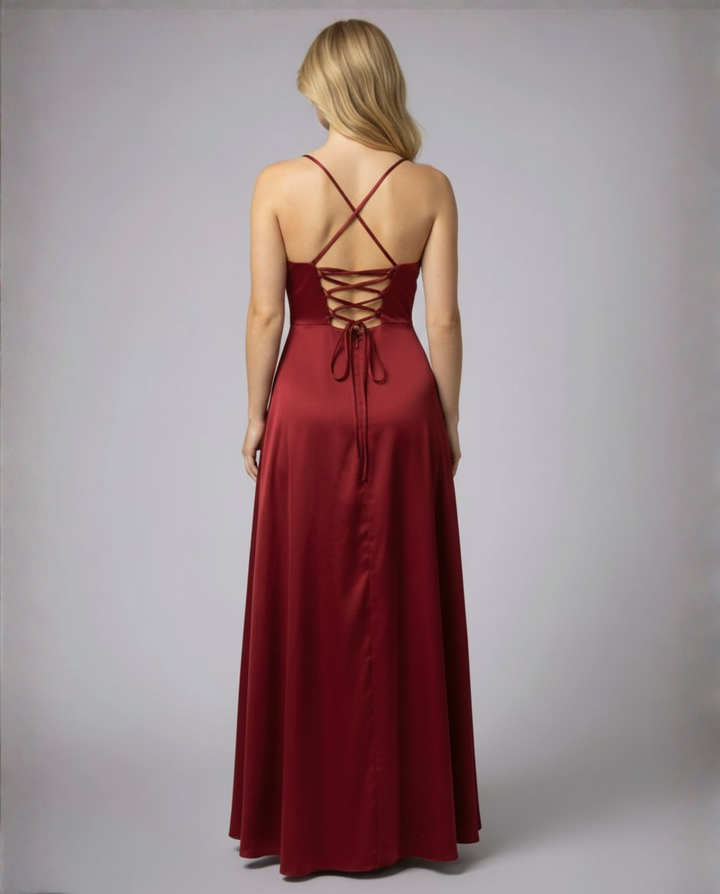 Rückenansicht des eleganten, stilvollen Damen Maxikleids. Perfekt für Sommerfeste oder als festliches Abendkleid.