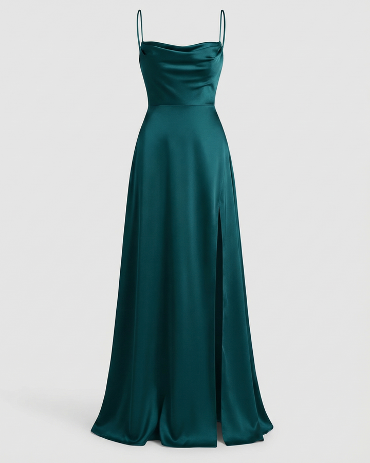 Detailansicht des Ausschnitts des ärmellosen Damen Maxikleids, betont die Eleganz des Abendkleids.