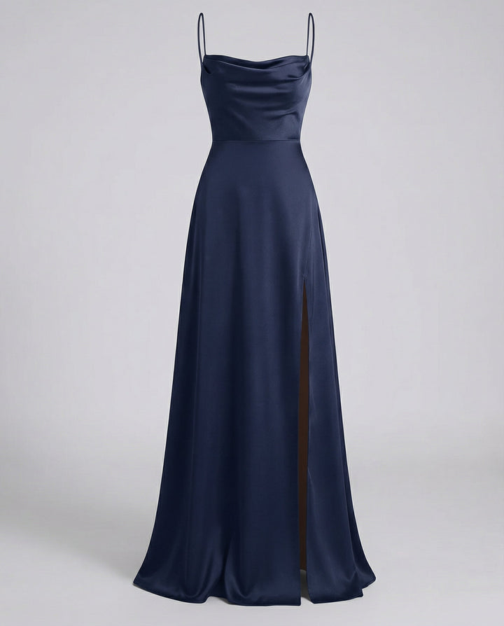 Langer, fließender Saum des eleganten Damen Maxikleids, ideal für festliche Events und sommerliche Hochzeiten.