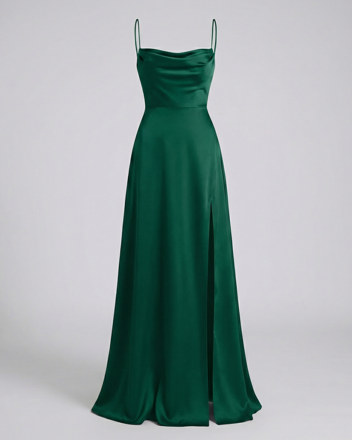 Model trägt elegantes, fließendes Damen Maxikleid. Stilvoll posierend, perfekt als festliches Eventkleid.