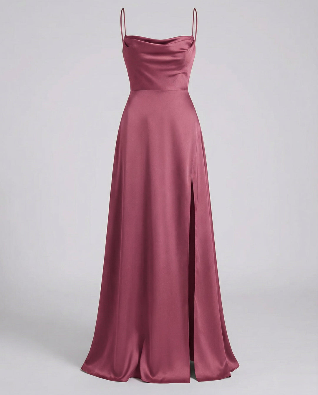 Model in Bewegung im ärmellosen, fließenden Damen Maxikleid. Dynamische Eleganz für Sommerabende.