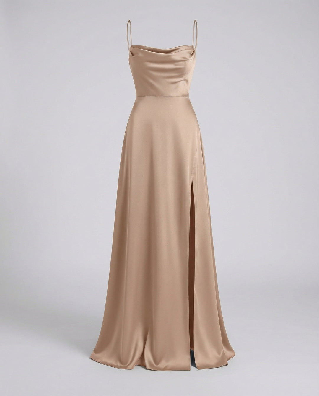Elegantes Damen Maxikleid, kombiniert mit Accessoires. Vielseitiges Abendkleid für besondere Anlässe.
