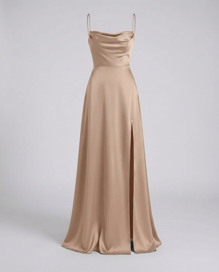 Elegantes Damen Maxikleid, kombiniert mit Accessoires. Vielseitiges Abendkleid für besondere Anlässe.