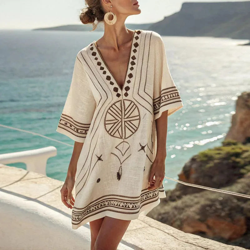 Elegantes, fließendes Damen Strand Minikleid für den Sommer in Gold-Weiß gemustert, mit V-Ausschnitt.