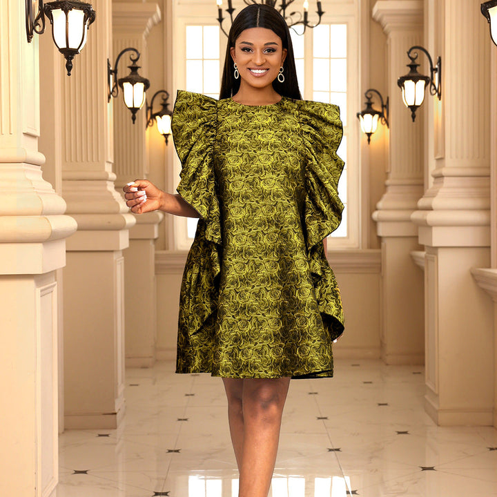Elegantes gelbes Damen Maxikleid mit Blumenmuster und zarten Rüschen, perfekt für festliche Anlässe.