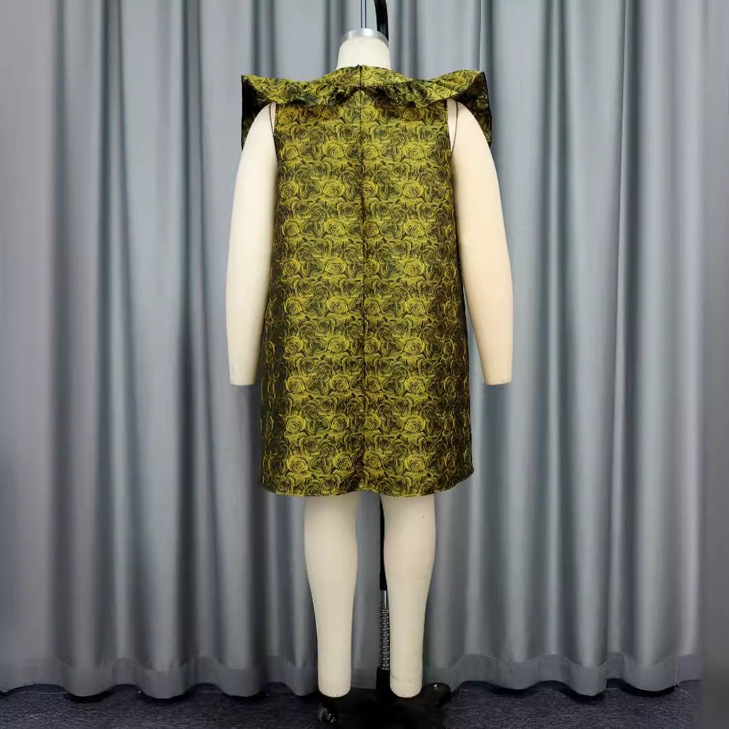 Fließendes Damen Abendkleid in Sonnengelb mit Blumenmuster, eleganten Rüschen und schmeichelhafter Passform.