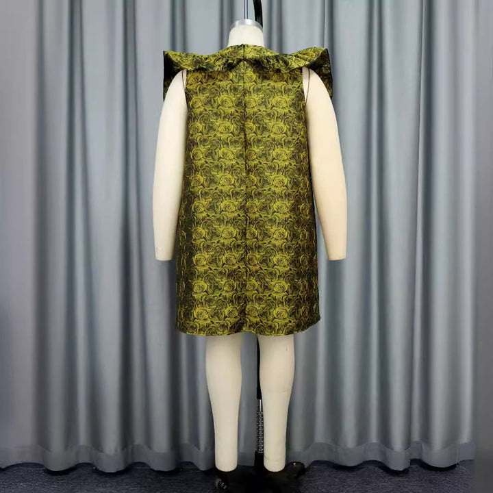 Fließendes Damen Abendkleid in Sonnengelb mit Blumenmuster, eleganten Rüschen und schmeichelhafter Passform.