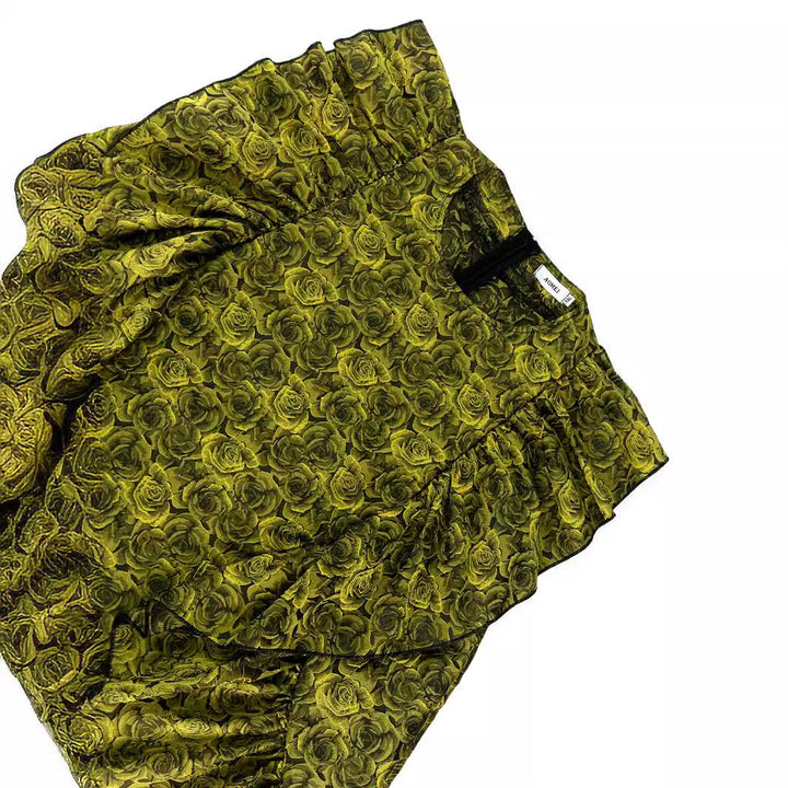 Festliches gelbes Maxikleid für Frauen mit detailreichem Blumenmuster und modischen Rüschendetails.