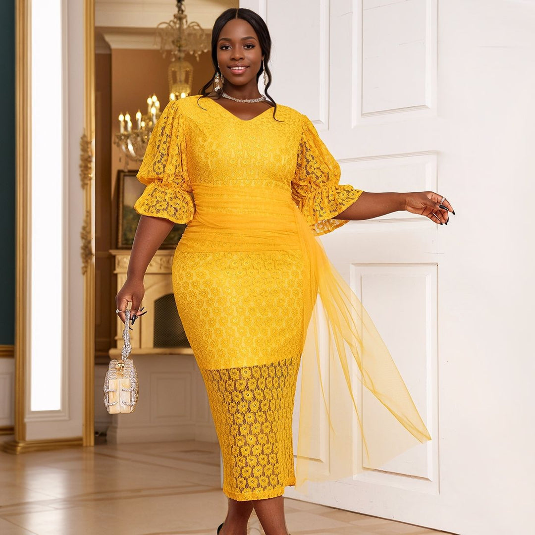 Elegantes gelbes Damen-Spitzenkleid mit voluminösen Rüschen am Saum und V-Ausschnitt, perfekt für Hochzeitsgäste.
