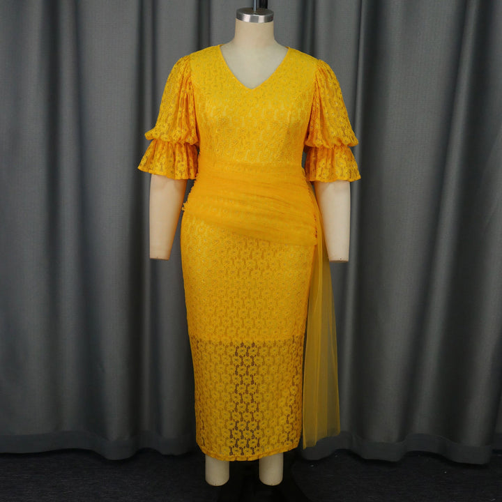 Nahaufnahme: Feine Spitze und voluminöse Rüschen am Saum eines eleganten gelben Damenkleides für festliche Anlässe.