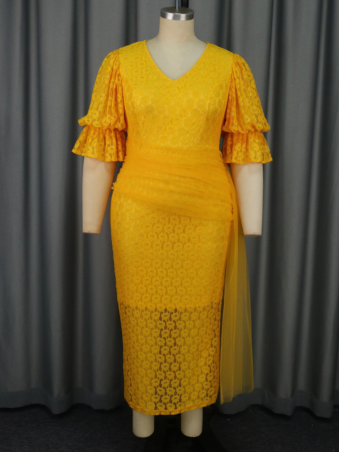 Elegantes gelbes Damenkleid aus Spitze mit tiefem V-Ausschnitt und geschichteten, voluminösen Rüschen für Abendveranstaltungen.