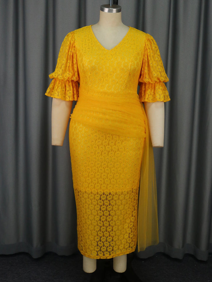 Elegantes gelbes Damenkleid aus Spitze mit tiefem V-Ausschnitt und geschichteten, voluminösen Rüschen für Abendveranstaltungen.