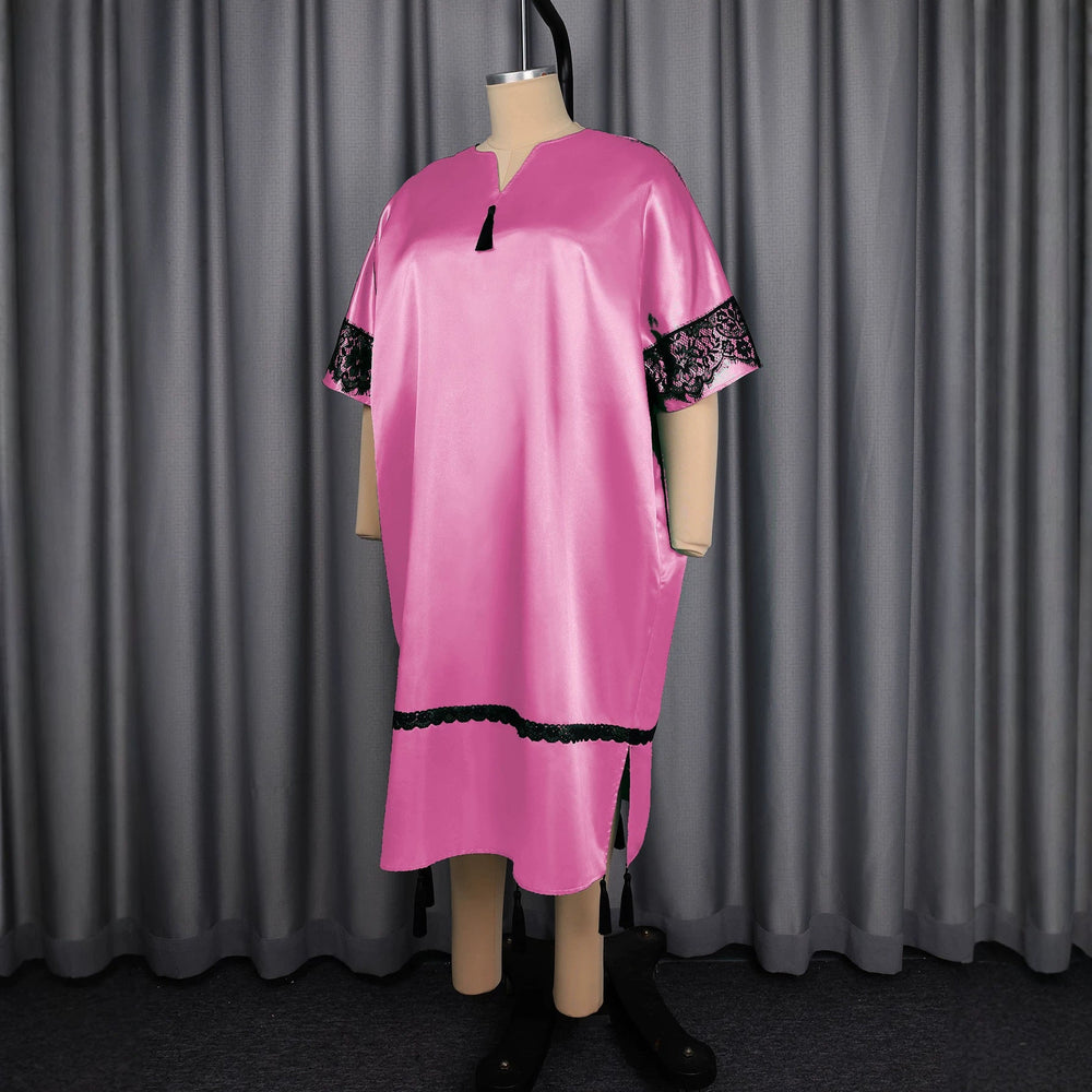 Festliches Damen-Maxikleid in Rosa, Kaftanstil, mit eleganten Spitzenärmeln und Quasten, ideal als Abendmode.