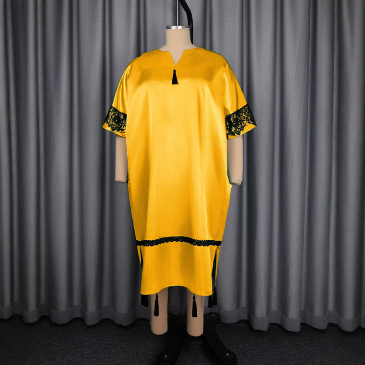 Gelbes Damen-Kaftankleid, locker geschnitten, mit feinen Spitzenärmeln und dekorativen Quasten für besondere Tage.