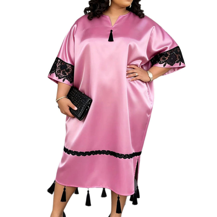 Rosa Damen-Festkleid im Kaftan-Look mit kunstvollen Spitzenärmeln und passenden Quasten, sehr elegant und schick.