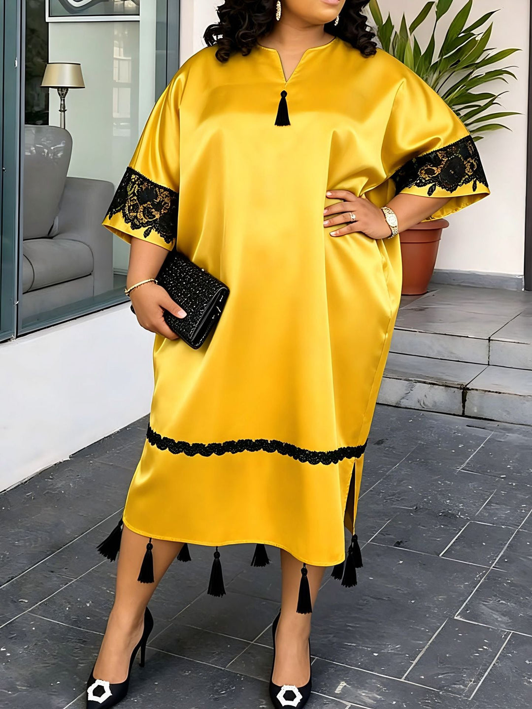 Elegantes rosa Kaftankleid für Damen mit zarten Spitzenärmeln und Quastendetails, perfekt für besondere Anlässe.