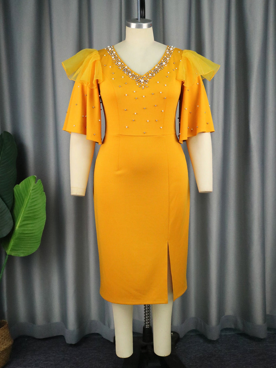 Elegantes Damenkleid goldfarben, glitzernd, Midilänge mit Volantsaum. Ideal für schicke Abendanlässe.