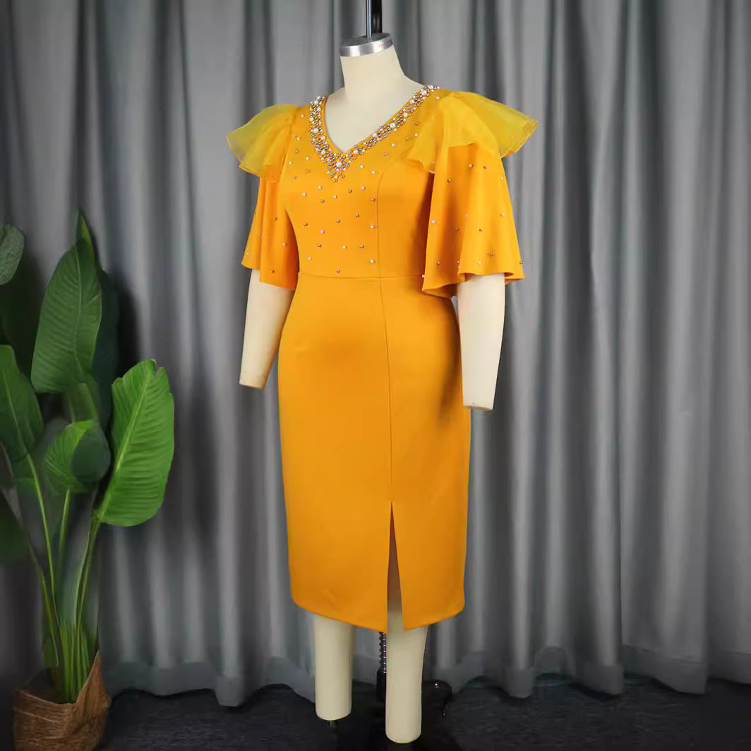 Goldenes Damen-Midikleid mit Volantrüsche, schimmernd. Ideal für besondere Anlässe und elegante Events.