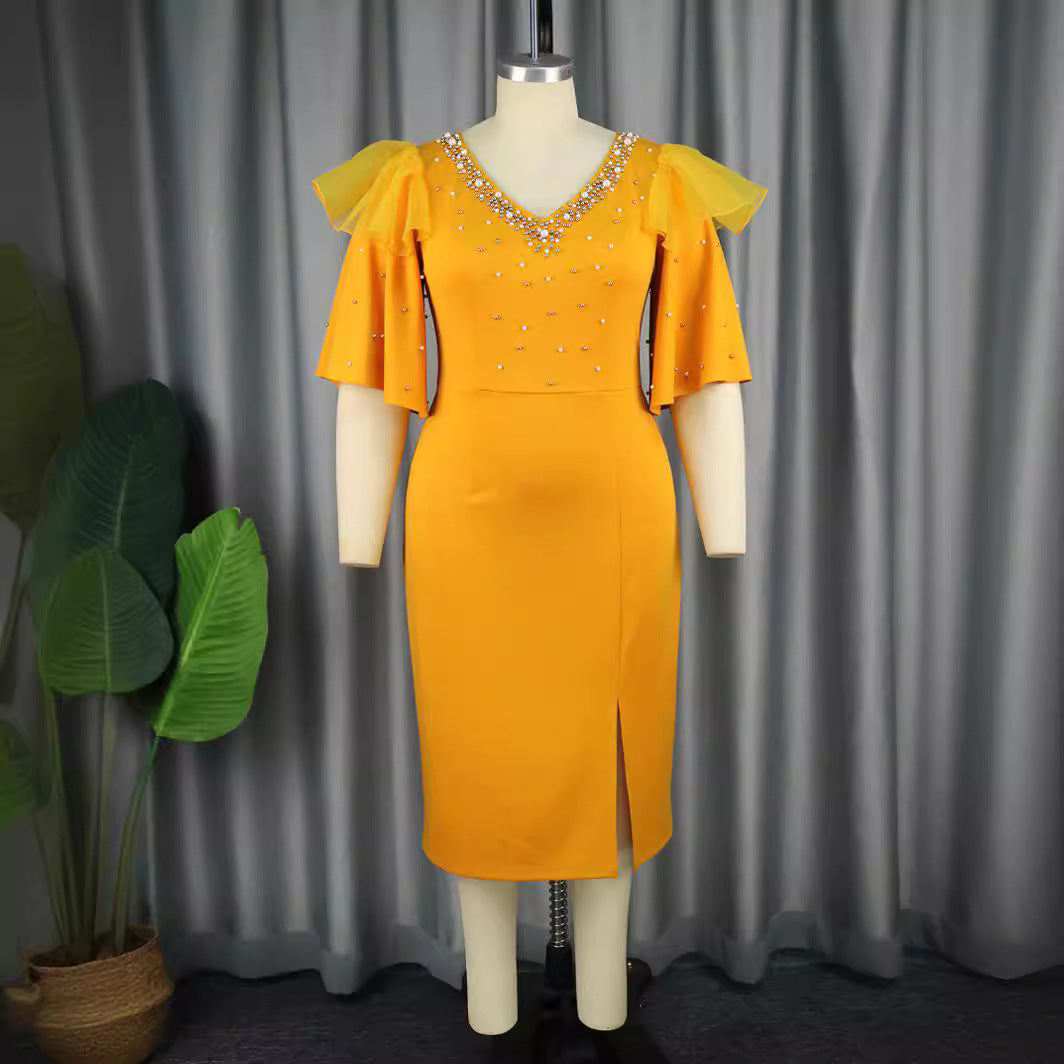Feminines gelbes Midikleid Damen mit Volantrüschen, glitzernd. Ein stilvolles Abendkleid für glamouröse Nächte.