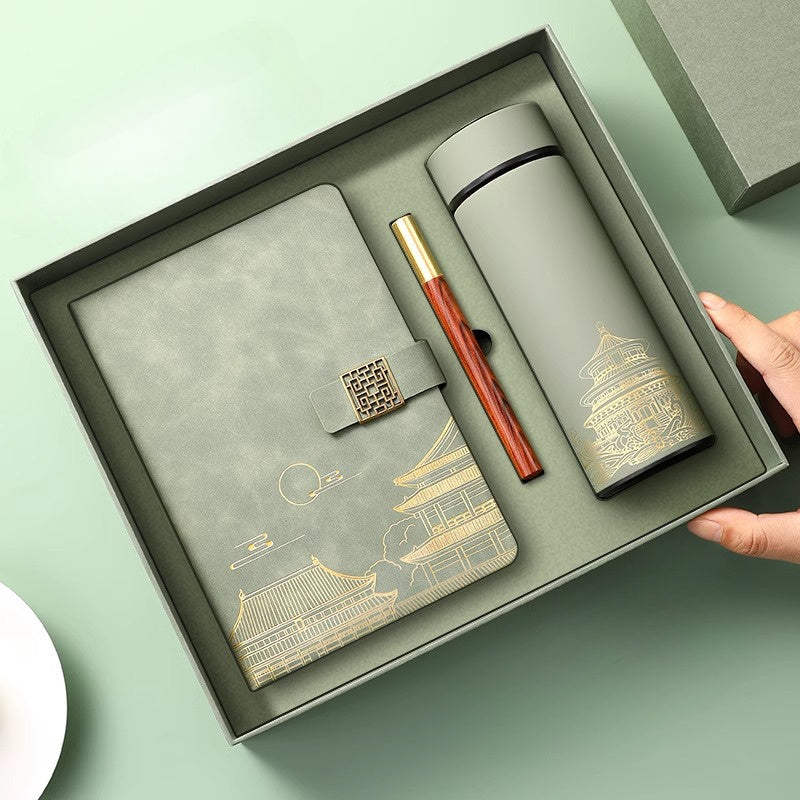 Matcha Grün Geschenkset: Notizbuch, Edelstahl Thermosflasche & Stift. Perfekt für Organisation im Büro.