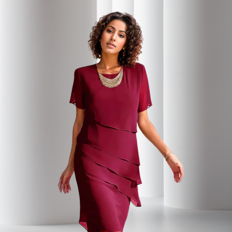 Elegantes geschichtetes Damen Chiffonkleid für besondere Anlässe. Zeitlose feminine Mode mit fließender Silhouette.