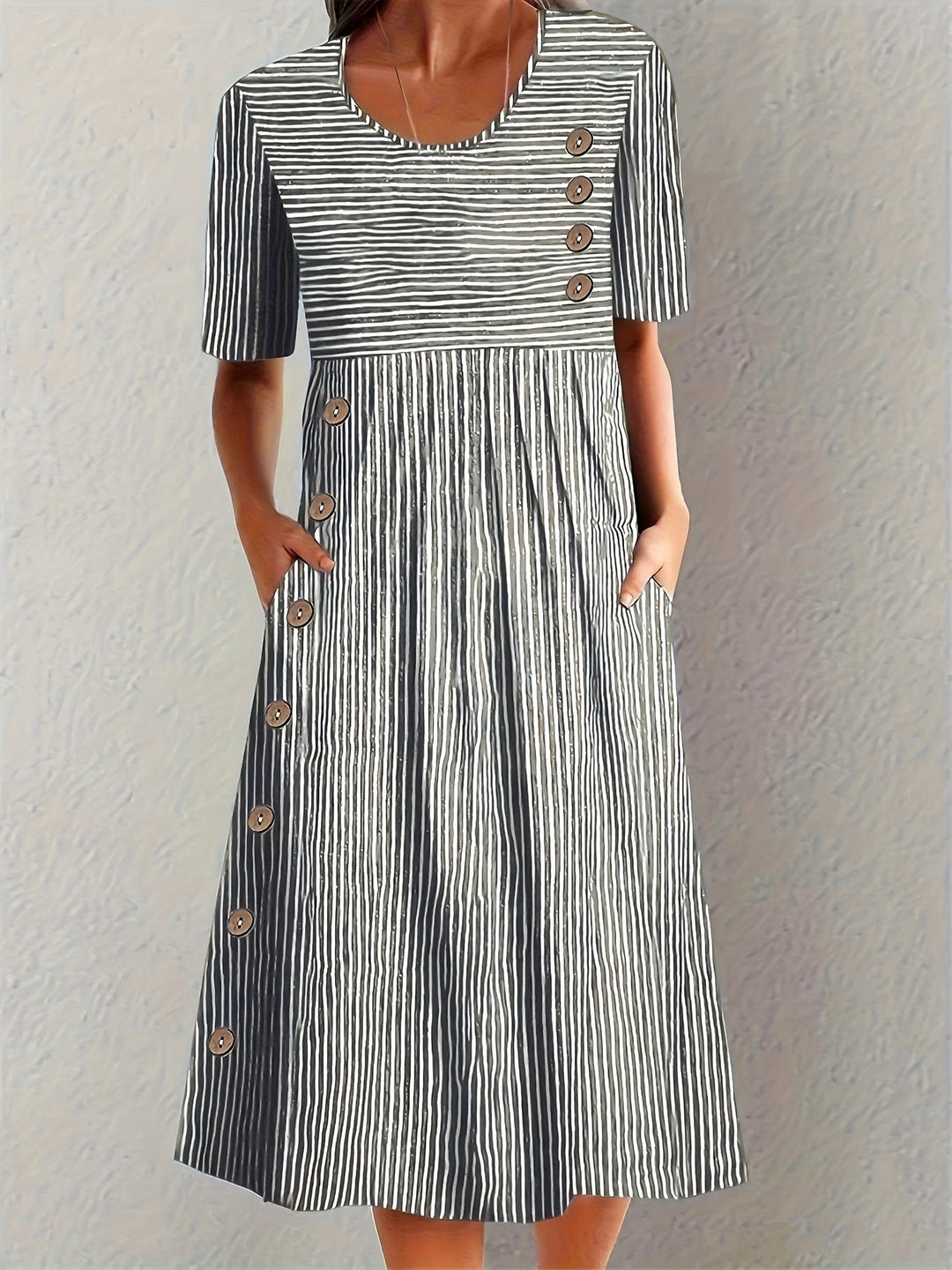 Schmeichelhaftes gestreiftes Damen Midikleid mit Kurzarm. Stilvolles Freizeitkleid für den Sommer.