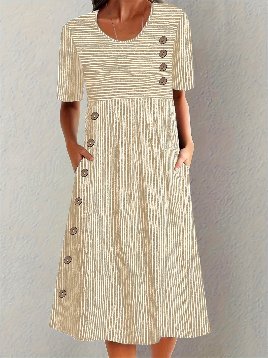 Modisches gestreiftes Damen Strandkleid. Ein elegantes und bequemes Kurzarm-Sommerkleid für Frauen.