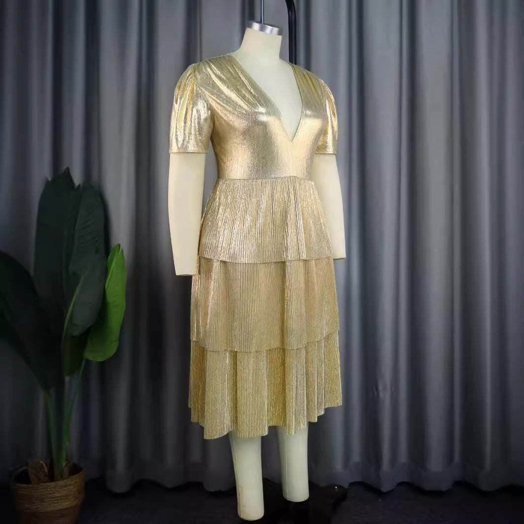 Glamouröses goldenes Rüschenkleid mit Glitzer-Effekt und voluminösen Details für besondere Anlässe.
