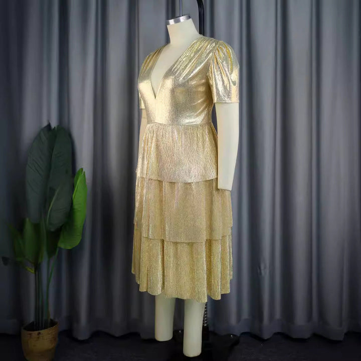 Luxuriöses goldfarbenes Abendkleid für Damen, glänzend, mit dramatischen Rüschen und V-Ausschnitt.