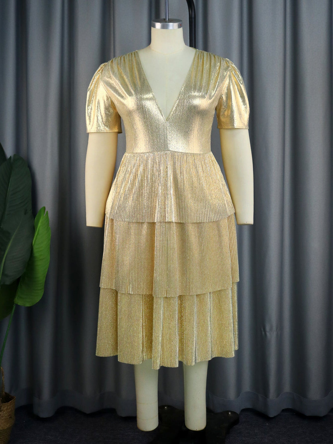 Goldenes glamouröses Damenkleid mit Glitzer, Puffärmeln und Rüschen, ideal für Hochzeiten & Gala-Abende.