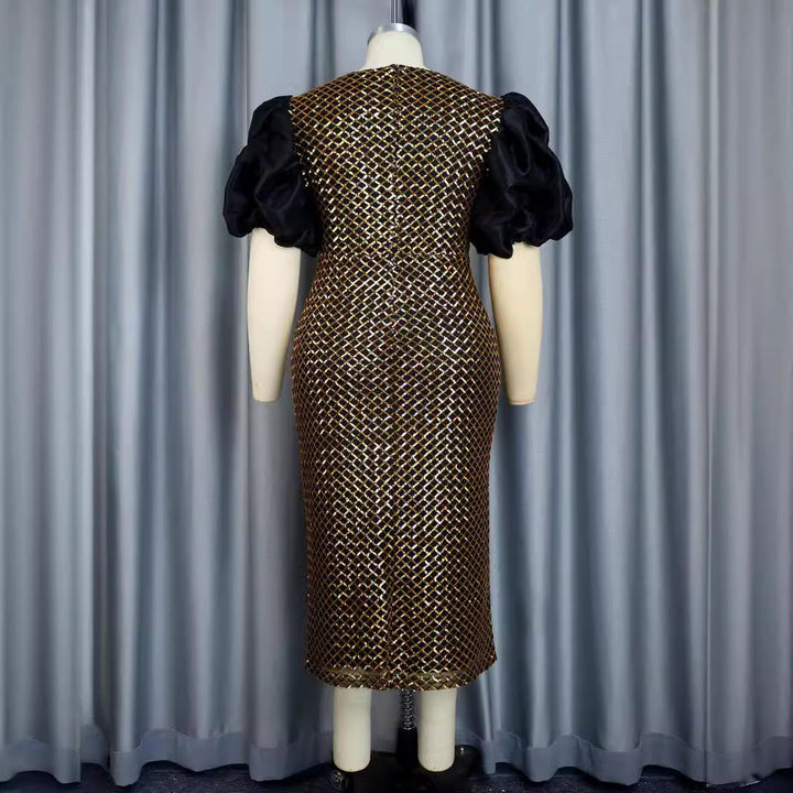 Festliches Damen-Abendkleid in Gold mit schimmerndem Netzdesign, eleganten Puffärmeln und kurzem Schnitt.