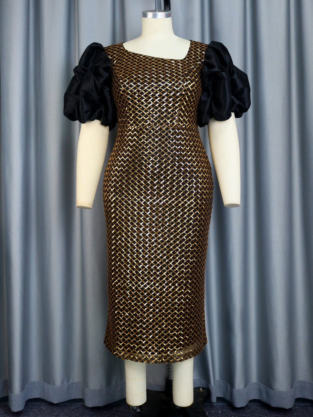Exklusives Frauenkleid: goldenes Cocktailkleid mit eleganten Puffärmeln und funkelndem Netzdesign für festliche Anlässe.