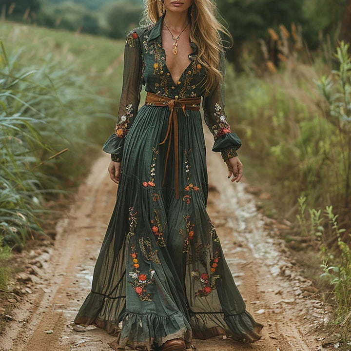 Elegantes grünes Bohemian Maxikleid für Damen mit besticktem V-Ausschnitt. Ideal als Langarm Sommerkleid.