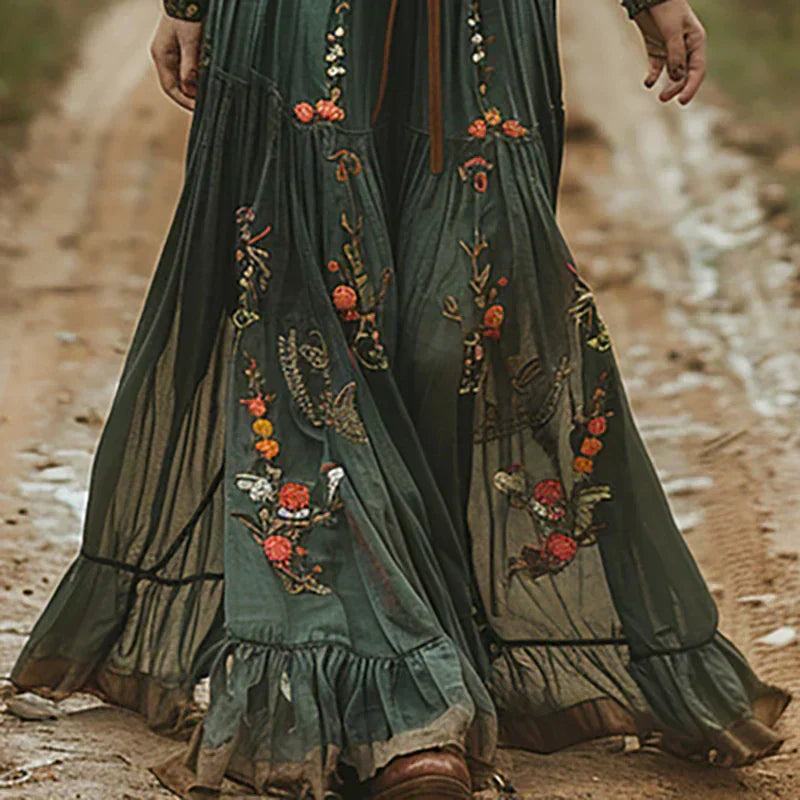 Boho Maxikleid in Grün mit detailreichen Stickereien und V-Ausschnitt. Ein stilvolles Damen Sommer-Langarmkleid.