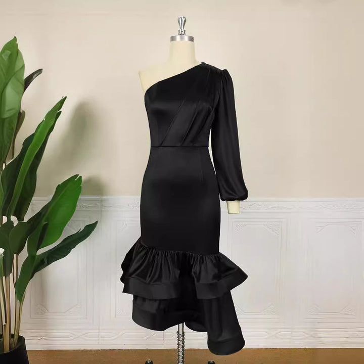Stilvolles asymmetrisches grünes Abendkleid für Damen mit elegantem Rüschensaum und One-Shoulder-Design.